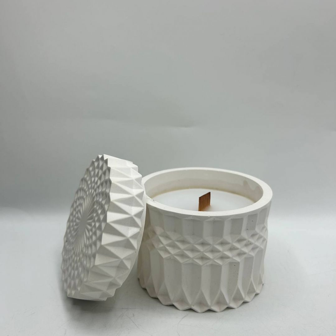 Свеча в контейнере с крышкой