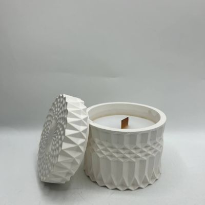 Свеча в контейнере с крышкой