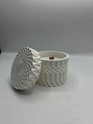 Свеча в контейнере с крышкой photo